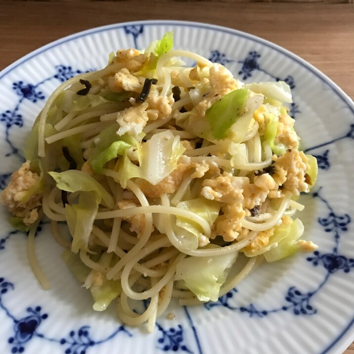 春キャベツと炒り卵、塩昆布のパスタ